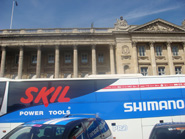 クリヨン・ホテルの前のスキル・シマノ専用バス。