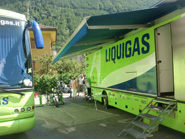 イタリアのチームのリクイガスのホテルの専用バスと専用トラック…